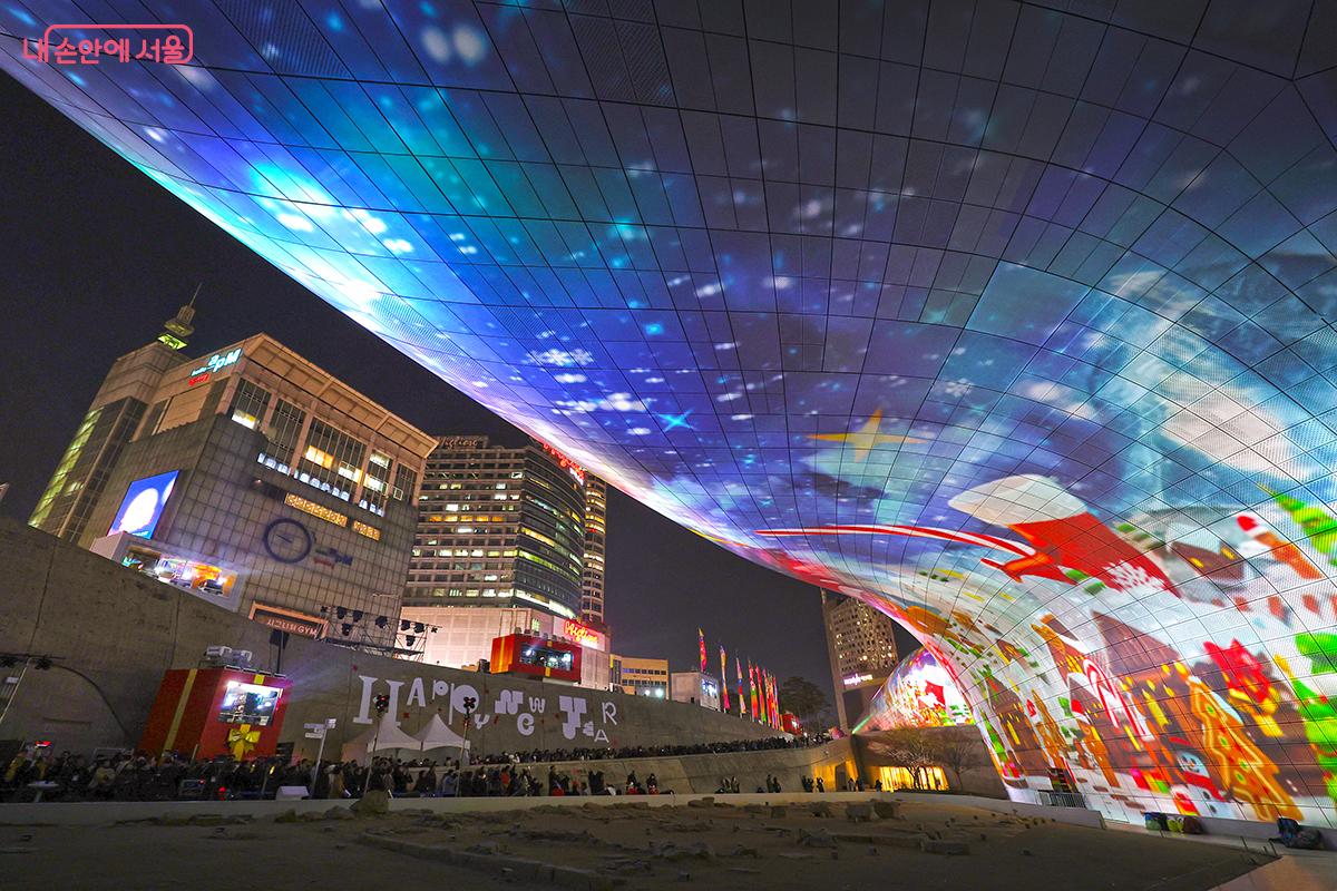 영상 속에는 크리스마스 상징들이 하나둘 담겨 있다. &copy;김주연