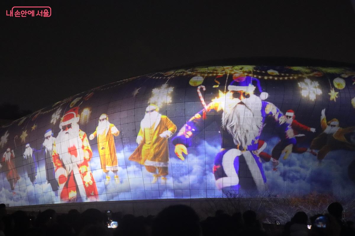 춤을 추는 산타들 &copy;조수연