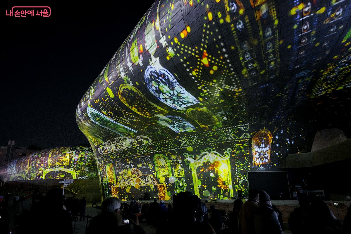 DDP 외벽을 거대한 루미나리에로 장식하며 화려한 피날레를 장식한 &lsquo;DDP 루미나리에&rsquo; &copy;김아름