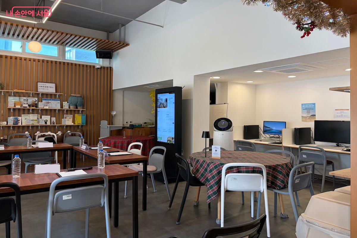 '경청마루'의 내부. 사진을 촬영한 당일에는 대관 행사가 에정되어 있었다. &copy;이종빈