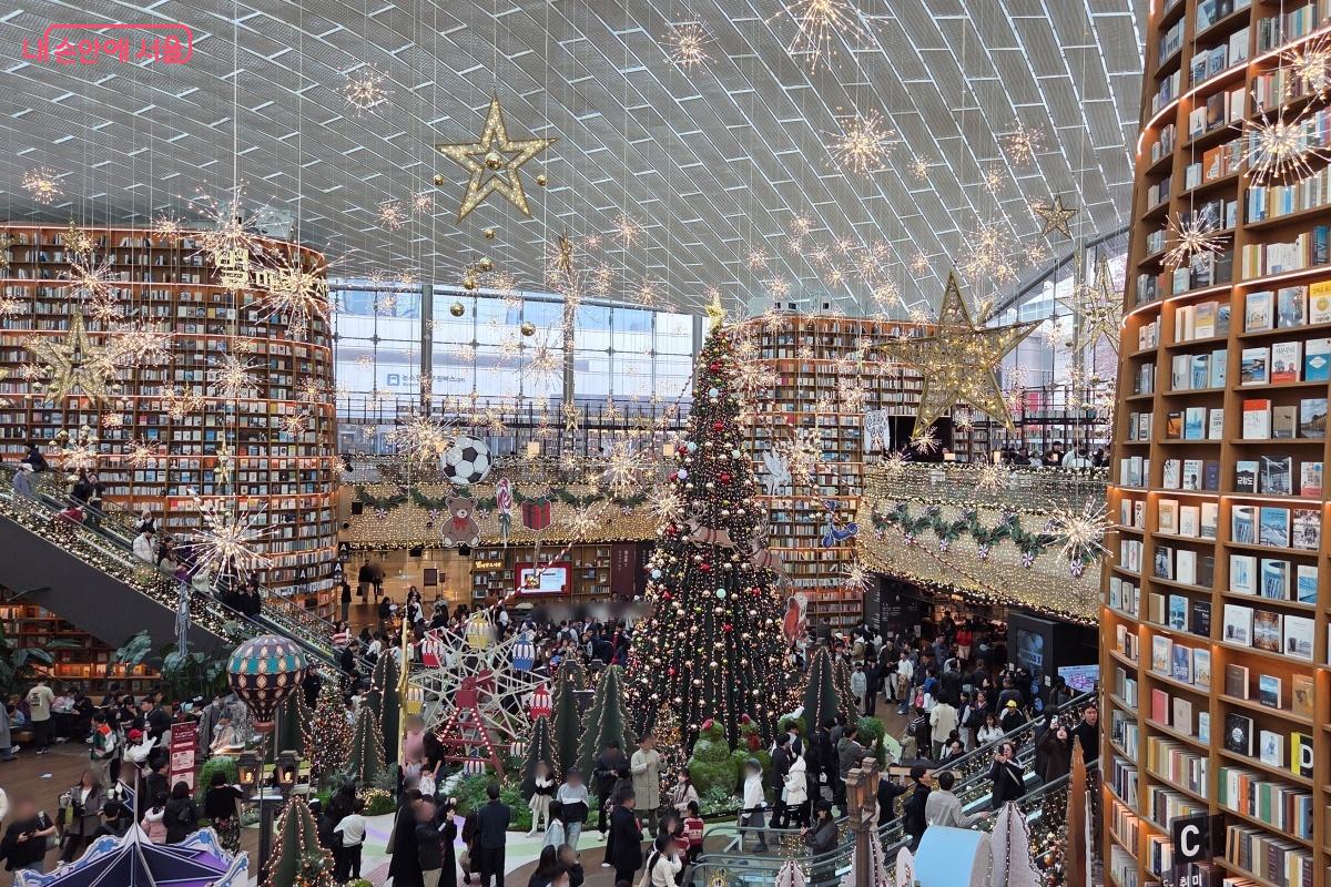 약 850평 규모의 복층 구조인 도서관은 누구나 무료로 이용할 수 있다. &copy;김미선