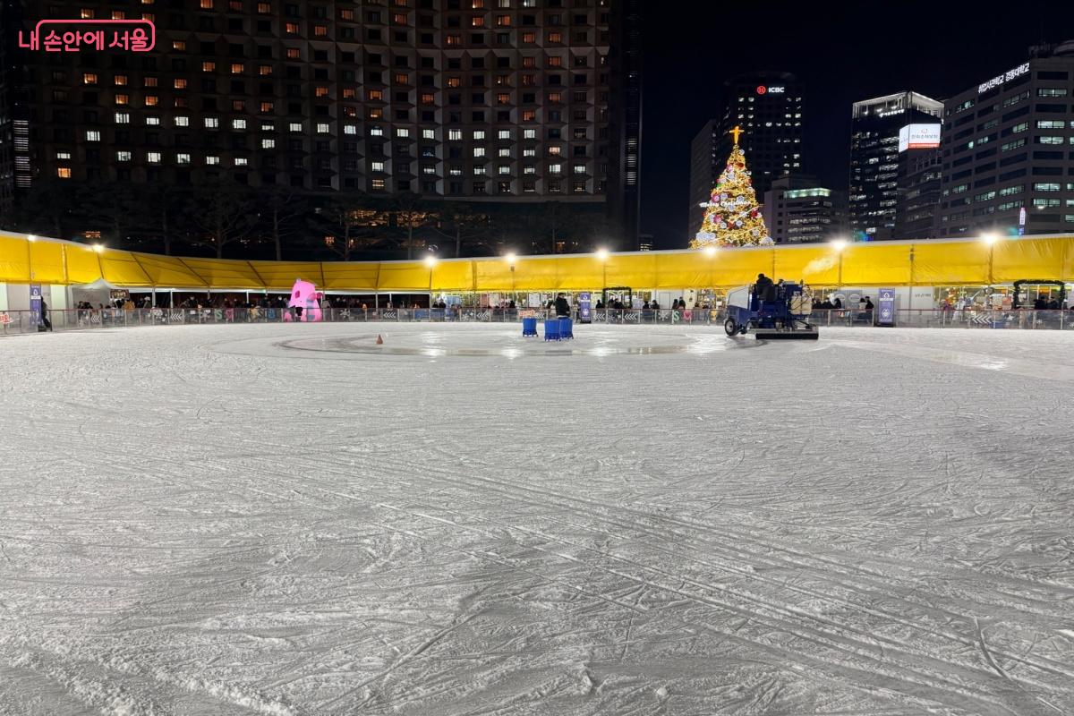 서울 도심에 마련된 서울 광장 스케이트장