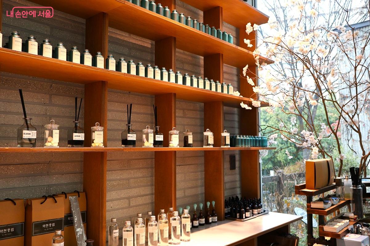 첨단 광학측정기 Skin BMTI 통해 피부 MBTI 분석하여 나만의 화장품 레시피를 찾아낸다. &copy;이봉덕