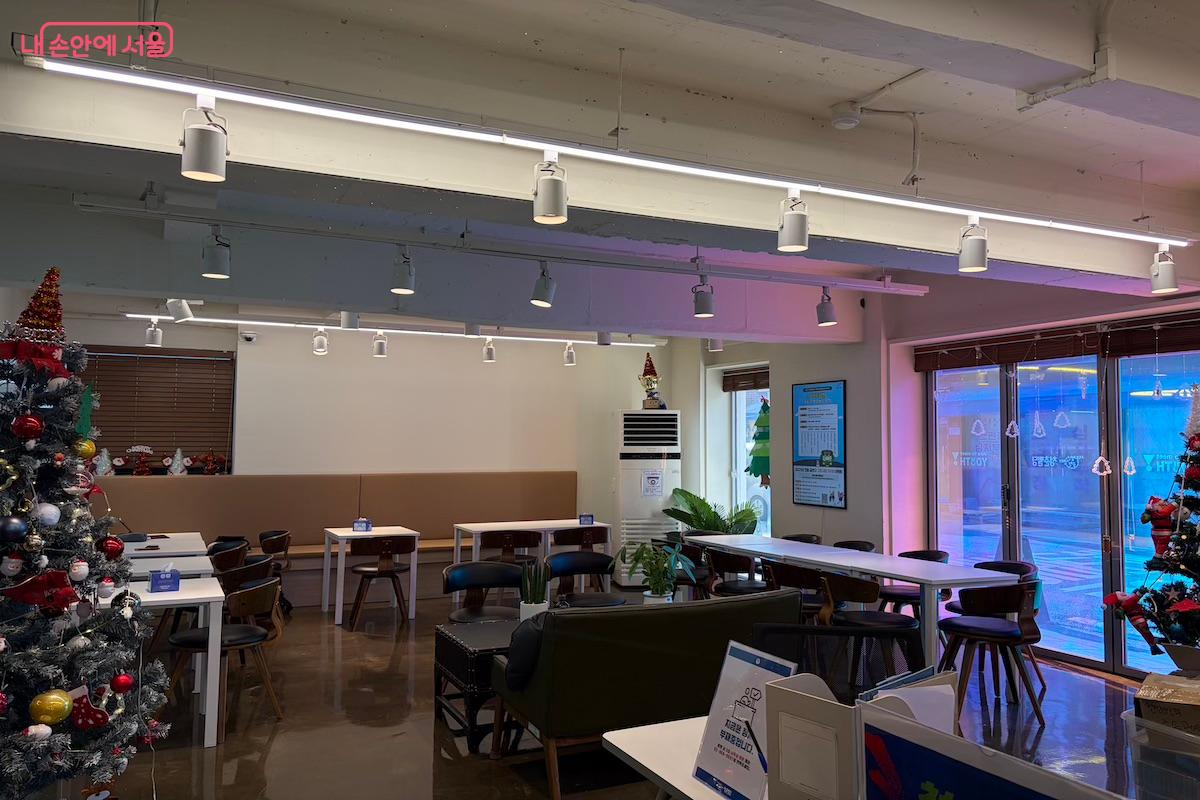 청춘삘딩의 1층 라운지. 금천구 청년이라면 누구든지 자유롭게 이용할 수 있다. &copy;이종빈