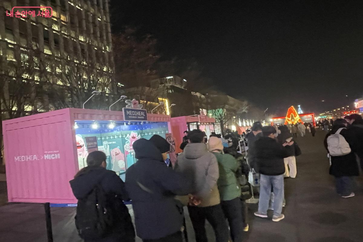 광화문광장 해치x메디힐 부스 앞에 길게 줄 선 시민들ⓒ이정민