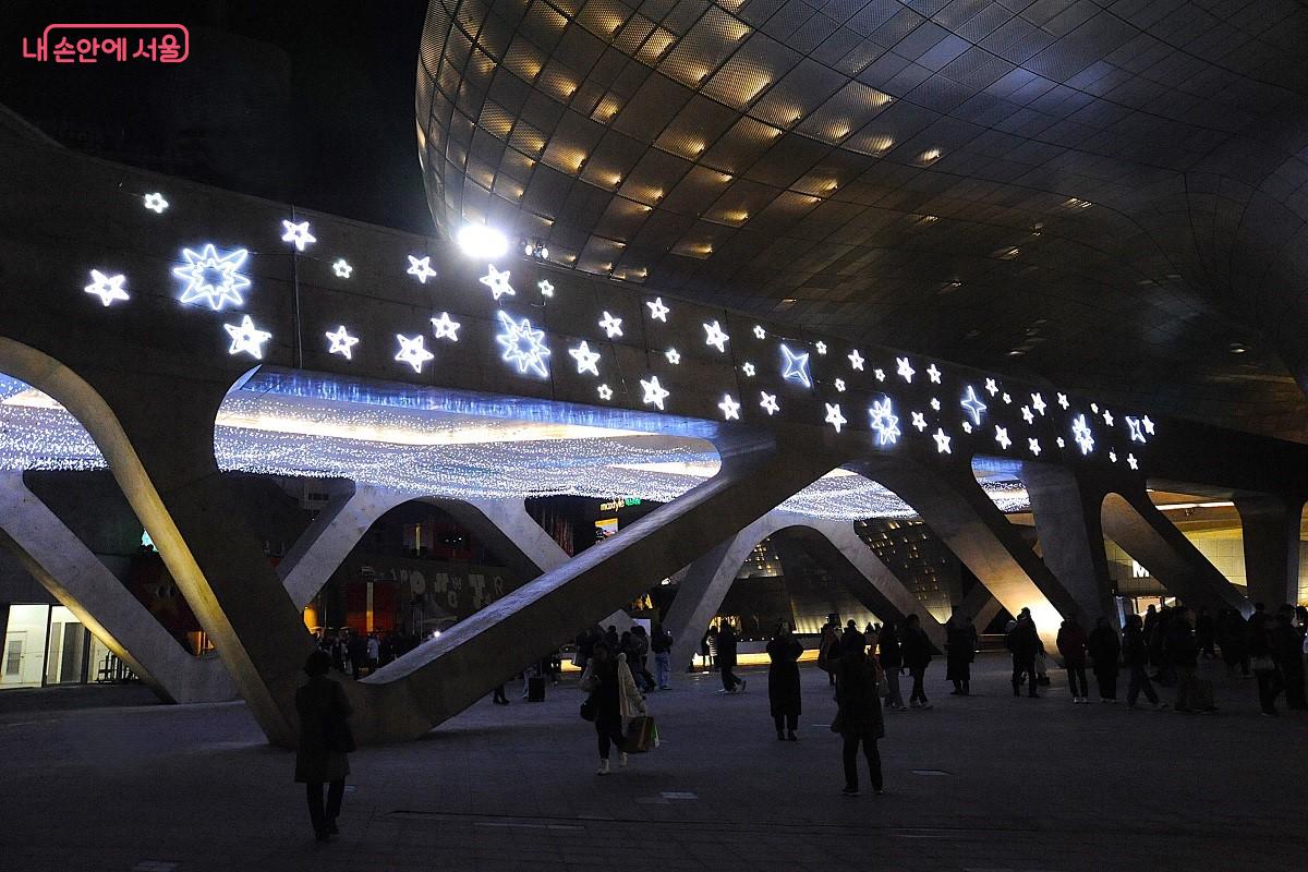 미래로 다리에 펼쳐지는 포토존 &lsquo;DDP 루미나리에&rsquo; &copy;조수봉