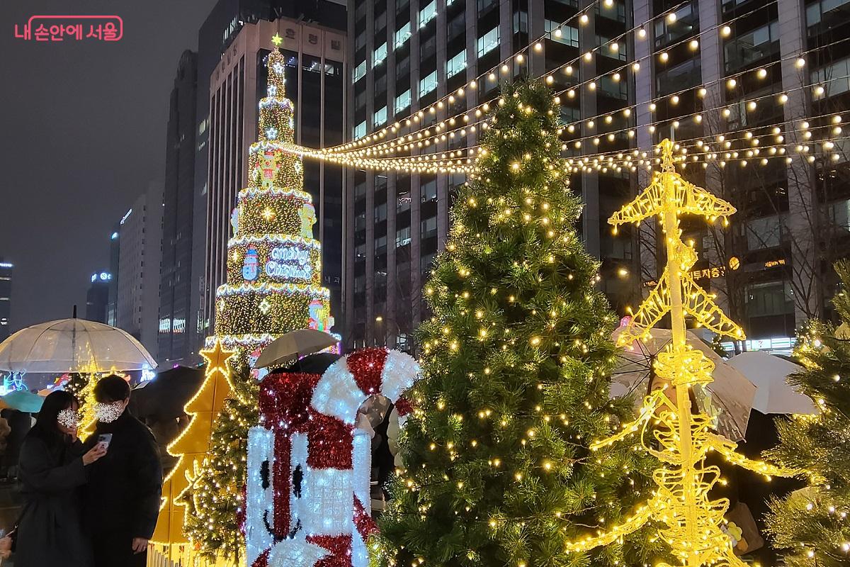 서울빛초롱축제를 찾은 시민들은 예쁘게 꾸며진 장식들 사이에서 서로의 모습을 담아주기 바쁘다. &copy;권수진