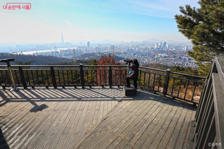 아차산에서 서울 전경을 볼 수 있는 전망대