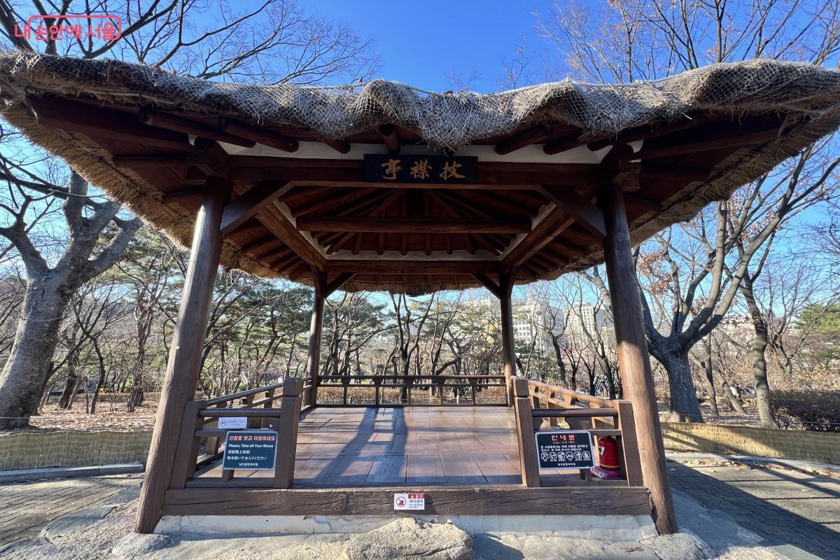 서울천년타임캡슐로 가는 언덕에 위치한 피금정 &copy;박지영