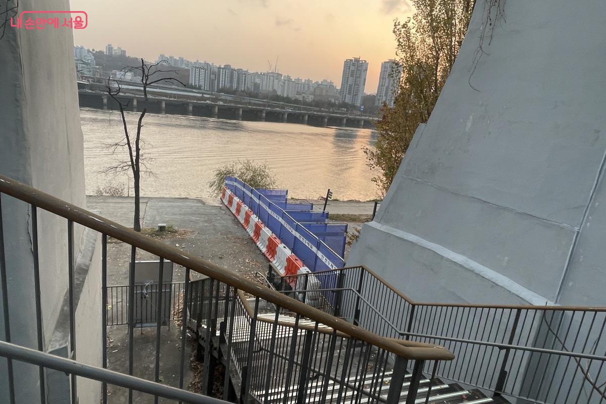 노들섬 남단 한강대교 교각 하부로 내려가는 계단