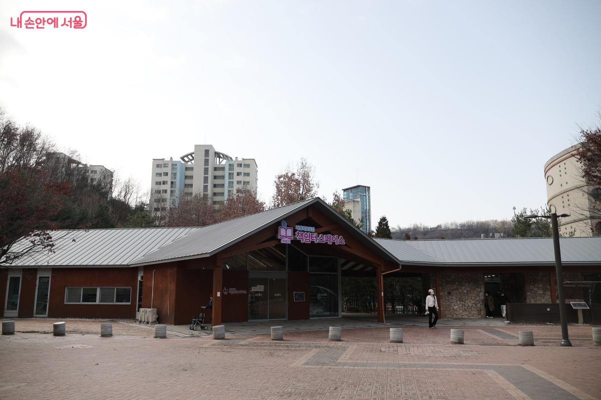 공원에서 책을 볼 수 있는 공간이 마련되어 있다. ©노윤지