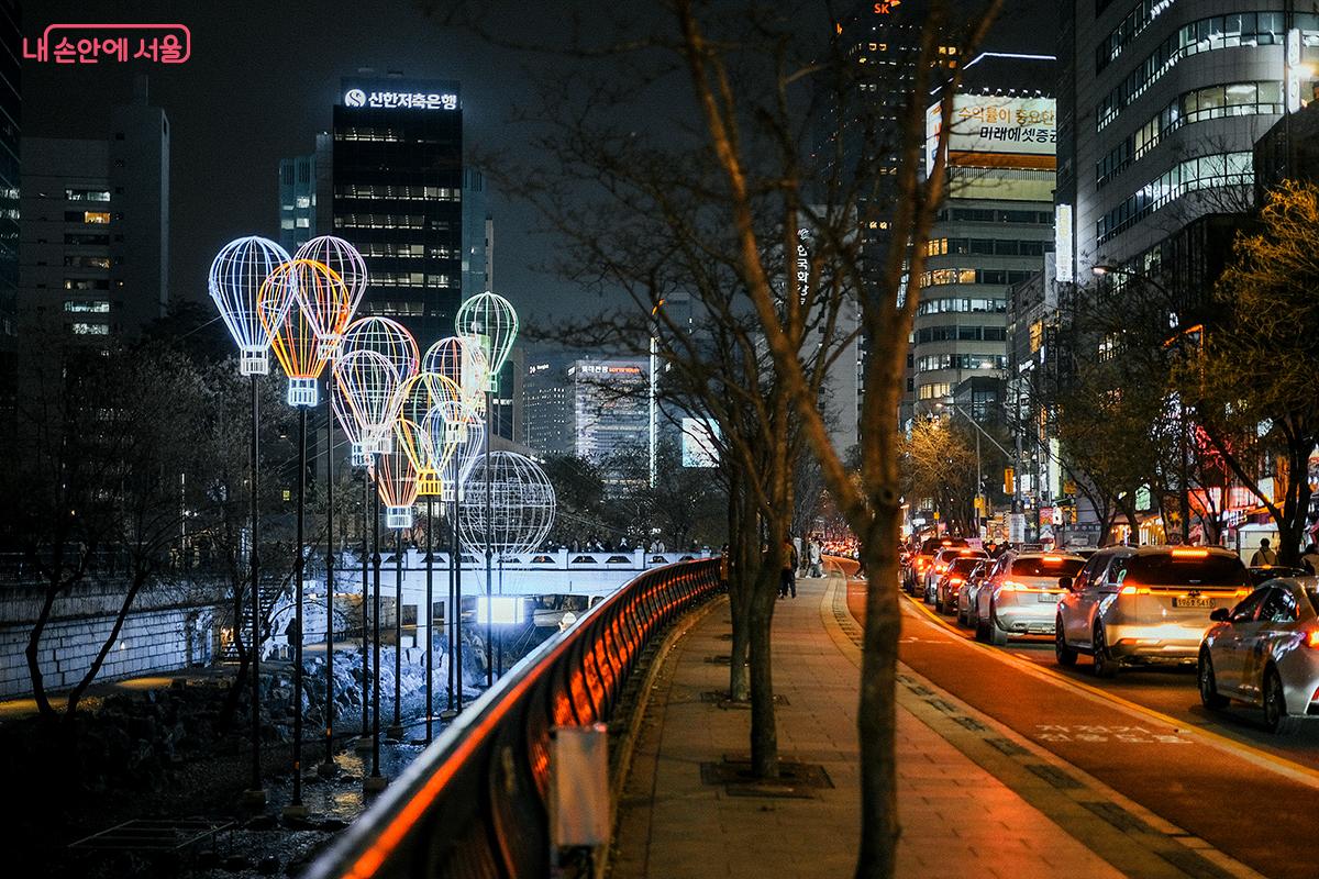 여의도공원의 서울달을 LED로 표현한 작품. 도심의 야경과 어우러진다. ⓒ김아름