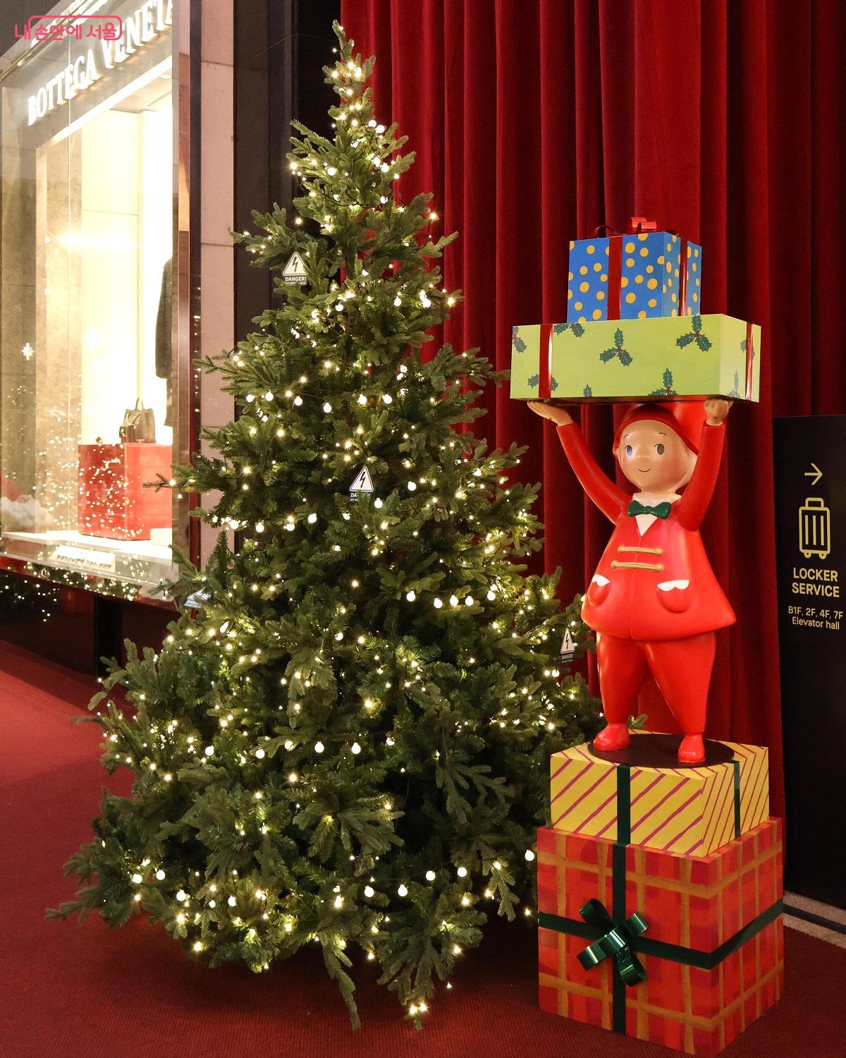 빨간 옷 조형물이 선물을 한아름 안고 방문객들을 맞이한다. ©이봉덕