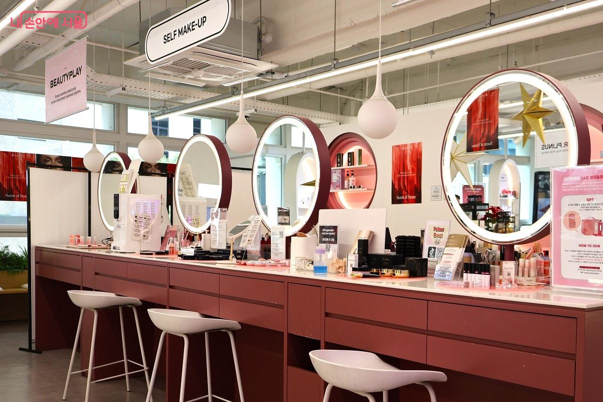 무료 퍼스널컬러 진단, 피부진단, 메이크업 서비스 등 다양한 뷰티 프로그램을 제공한다. ©이봉덕