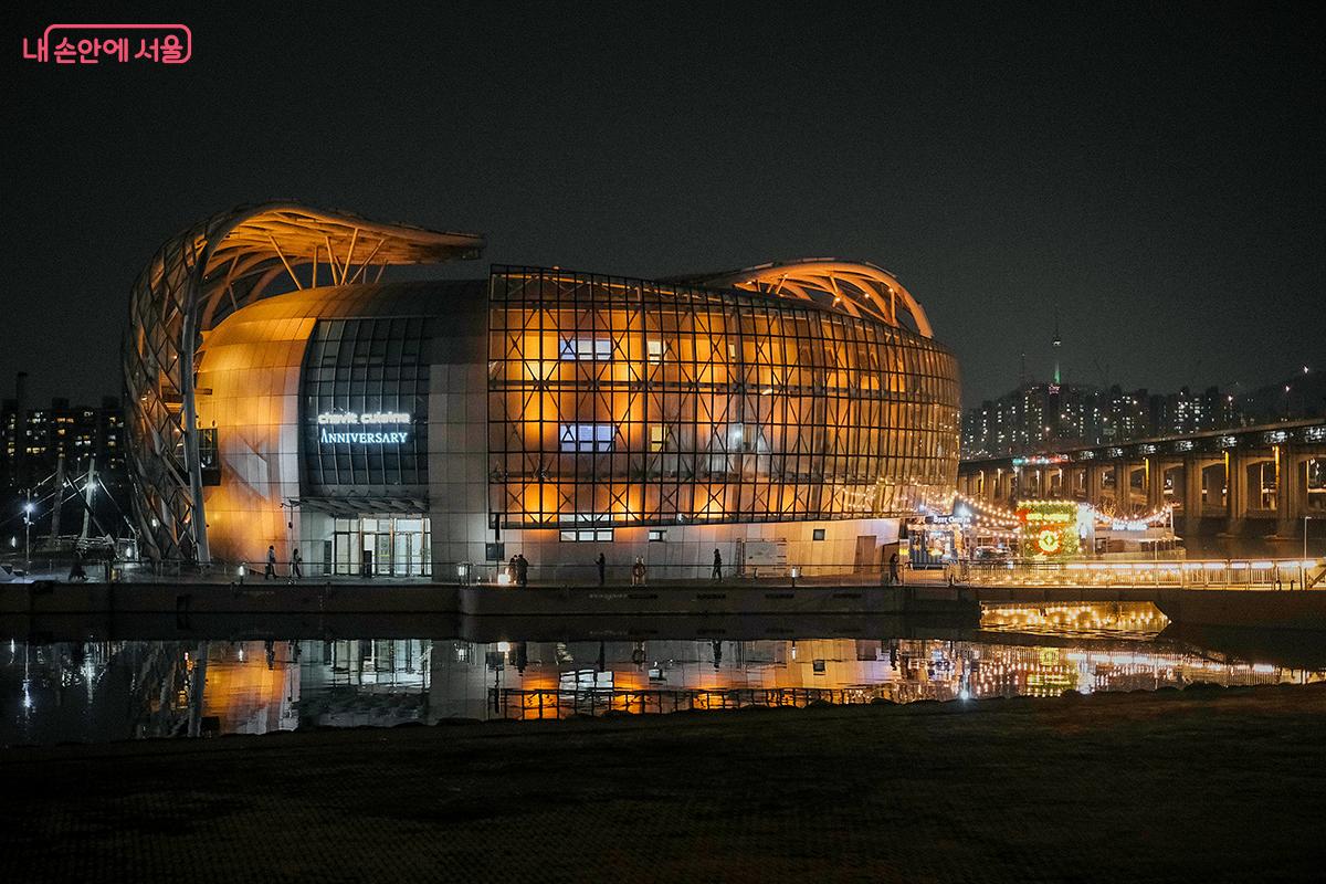 세빛섬(세 개의 빛나는 섬) 중 가장 오른쪽에 있는 채빛섬의 야경 &copy;김아름