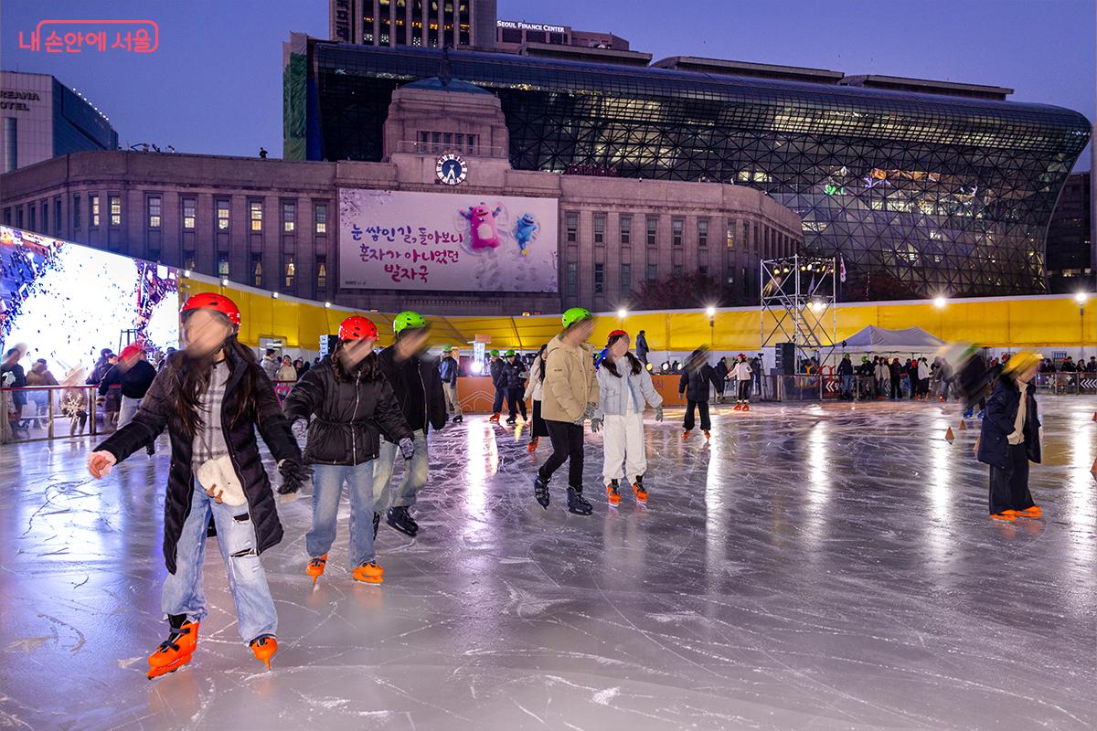서울광장 스케이트장에서 시민들이 겨울 스케이트를 즐기고 있다ⓒ장신자