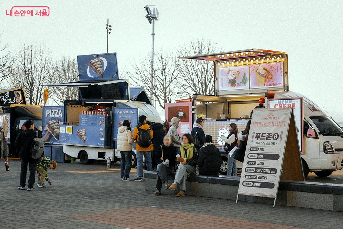 청담대교 하부 일원에는 따뜻한 겨울 먹거리가 가득한 &lsquo;테이스티 스트리트&rsquo;가 조성됐다. &copy;김아름