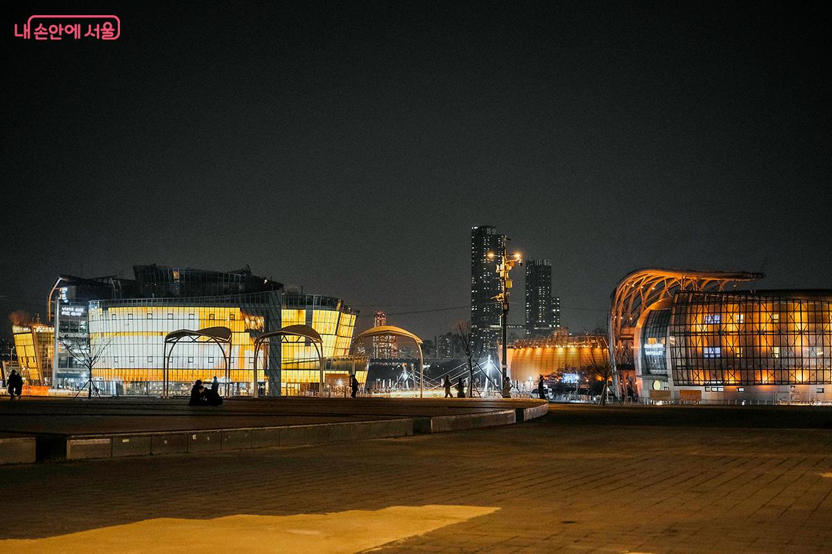 반포한강공원의 세빛섬은 시시각각 변화하는 조명으로 아름다운 야경을 선보이고 있다. 조금만 기다리면 모닝옐로우 색상으로 빛난다. &copy;김아름