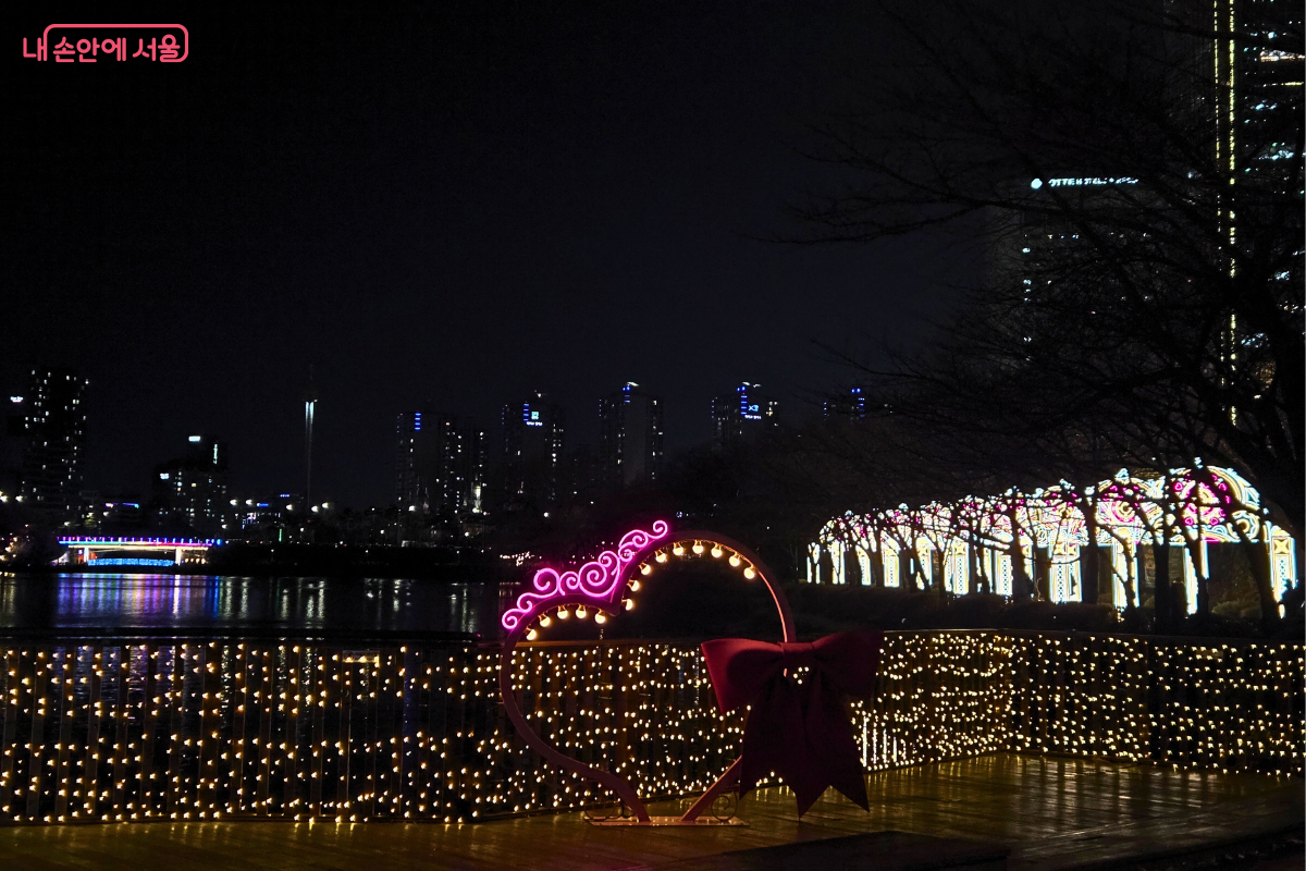 분홍색 리본으로 포인트를 준 낭만적인 하트 모양 조명 포토존 &copy;양정화