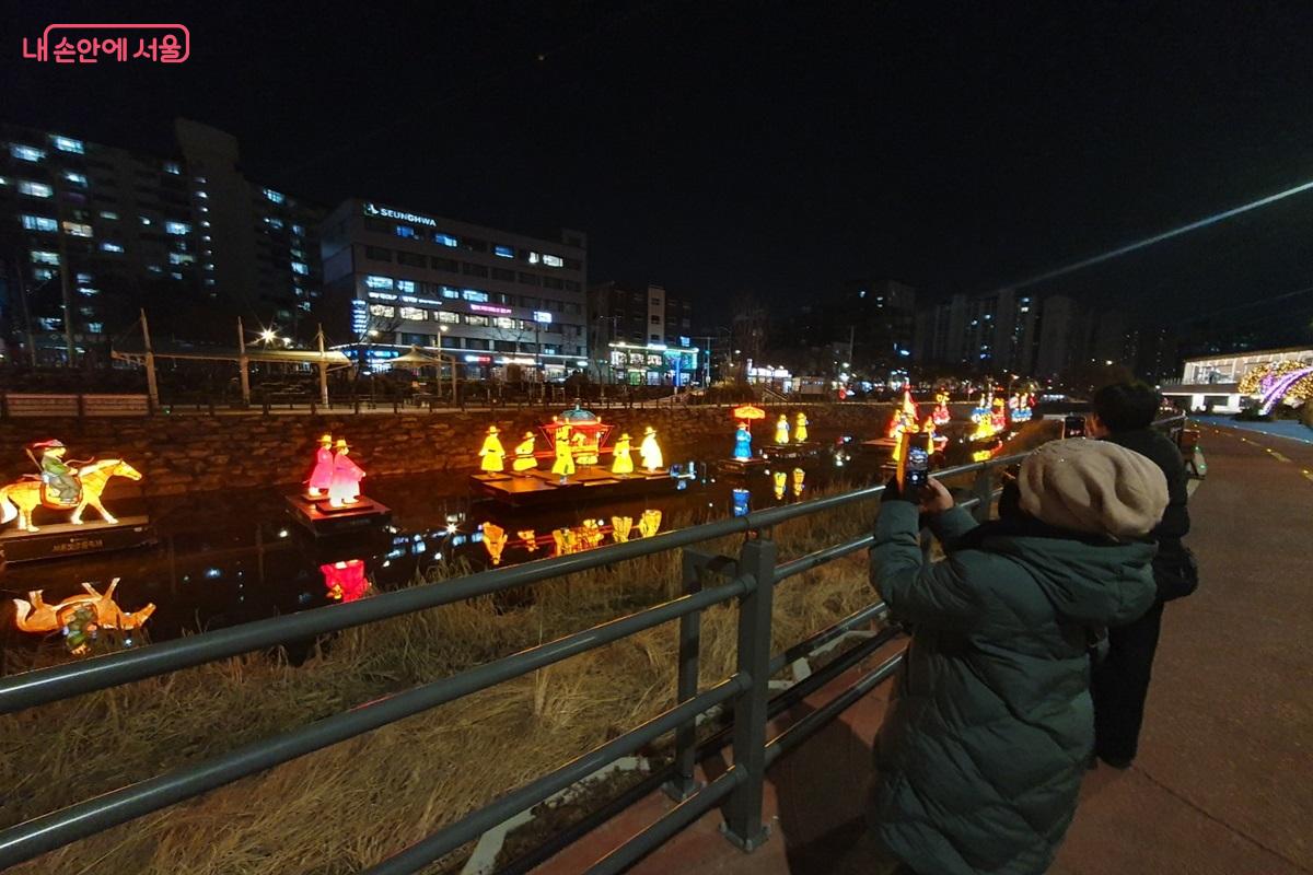 우이천에서 서울빛초롱축제 인증 사진을 담고 있는 관람객 &copy;김병규