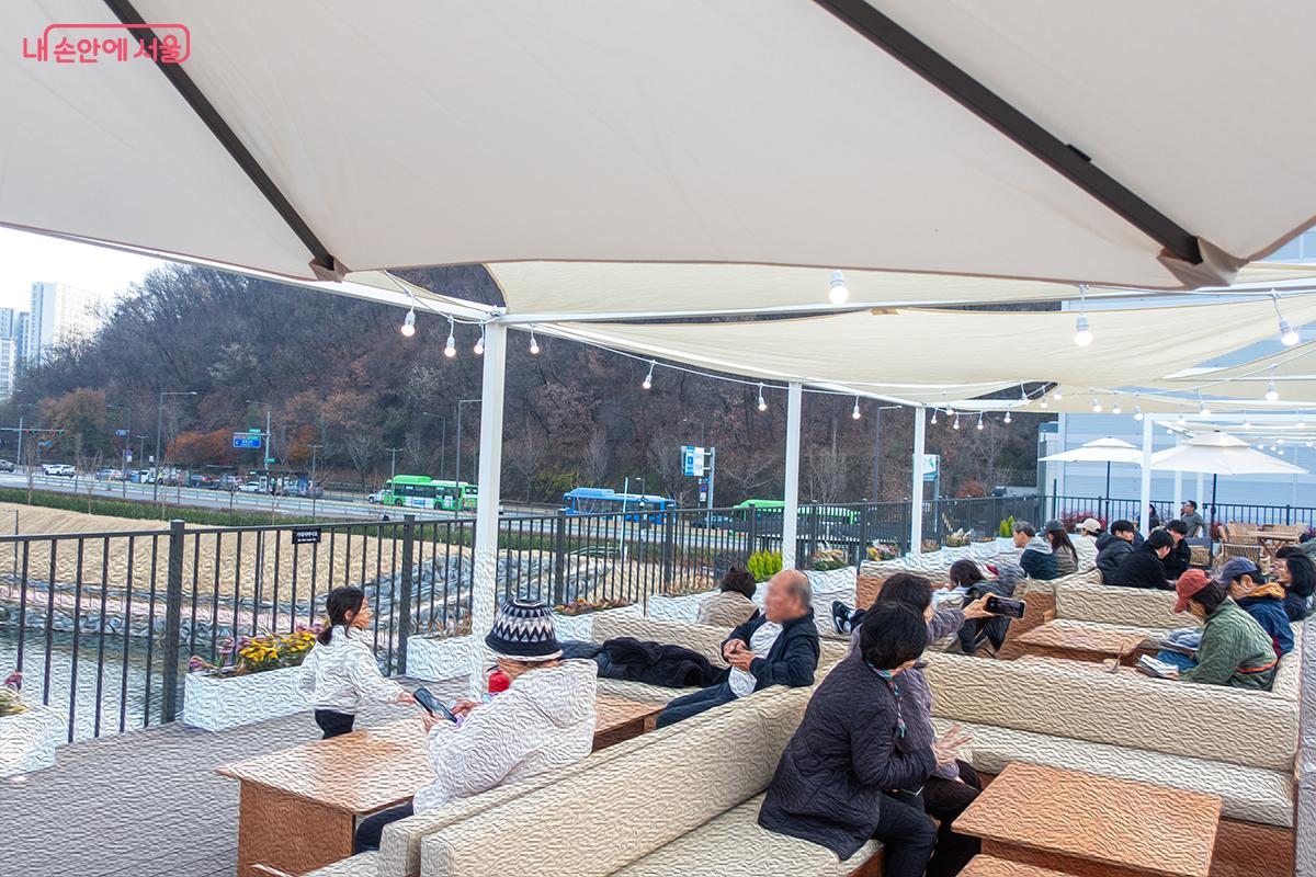 카페 '은평 에피소드' 루프탑을 이용하는 시민들의 모습 ©이진형