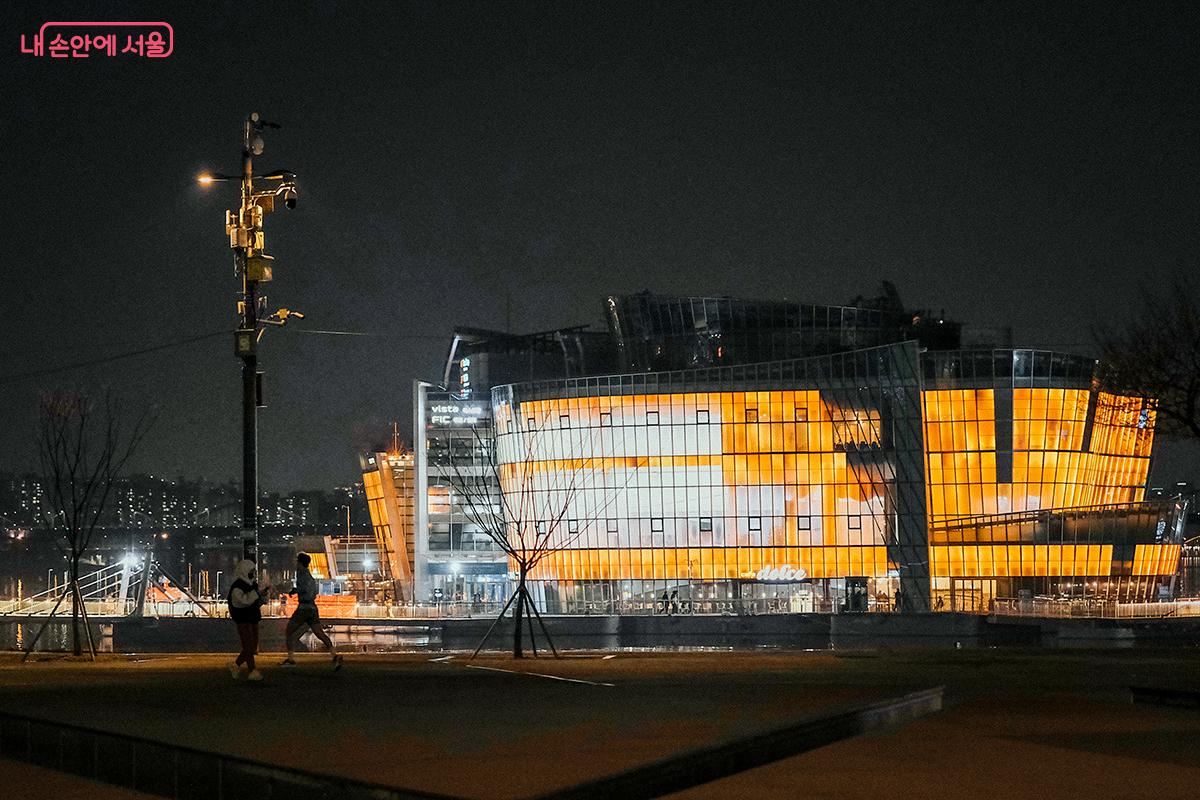 세빛섬(세 개의 빛나는 섬) 중 가장 왼쪽에 있는 가빛섬의 야경 &copy;김아름