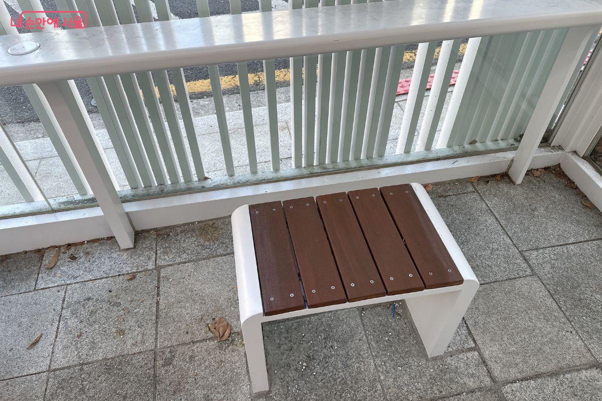 잠시 앉아서 책을 볼 수 있는 미니 서가 ©김재형