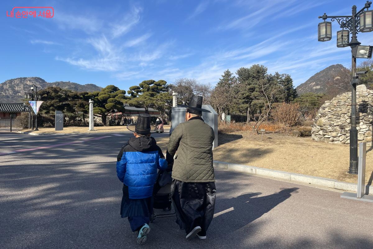 갓을 쓰고 한복을 입고 입장하는 관람객들 ©이정민