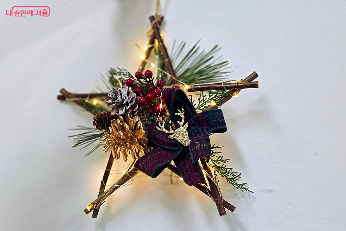 작은 전구가 반짝이는 크리스마스 오너먼트 완성 ©조성희