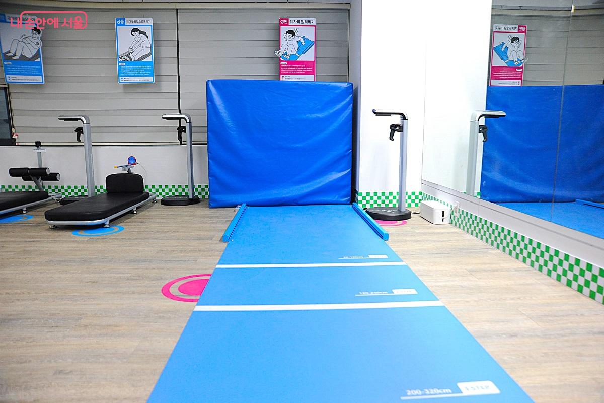 ‘제자리 멀리뛰기(성인)’ 측정 기구 ©조수봉