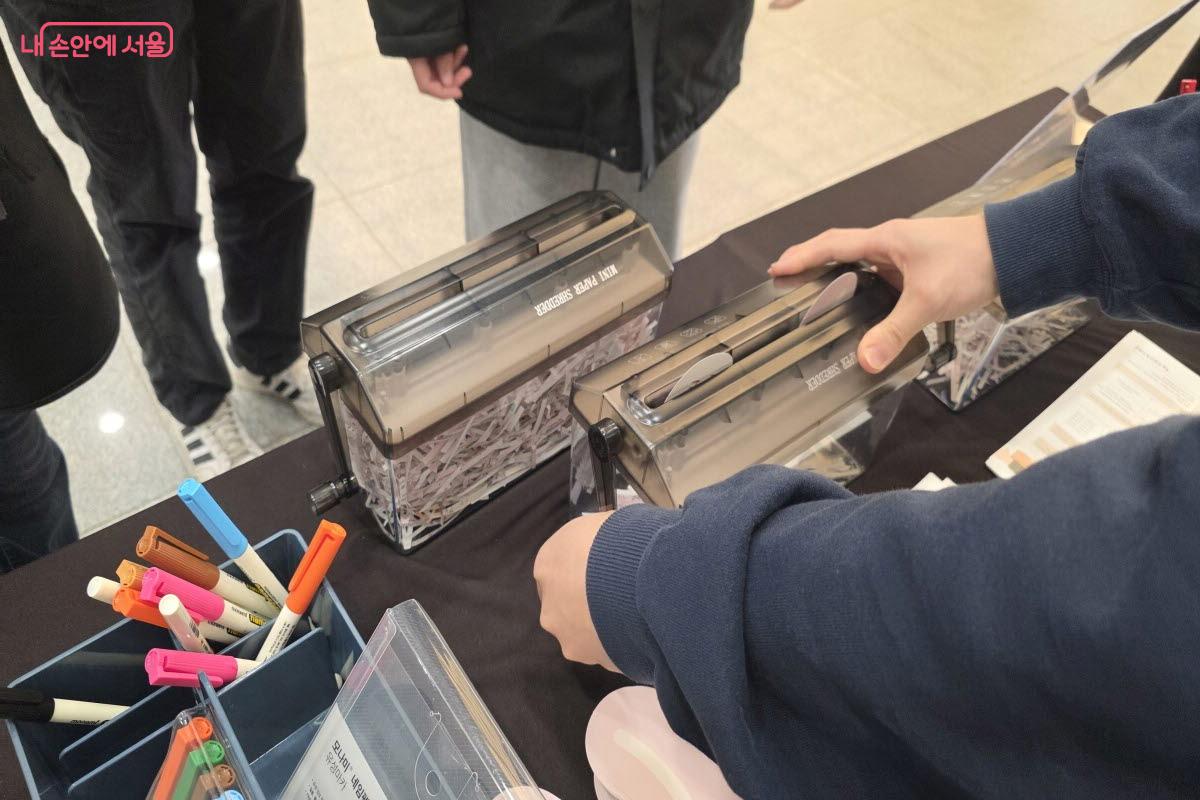 지워버리고 싶은 일이 파쇄기에서 부서지고 있다. ⓒ이선미 