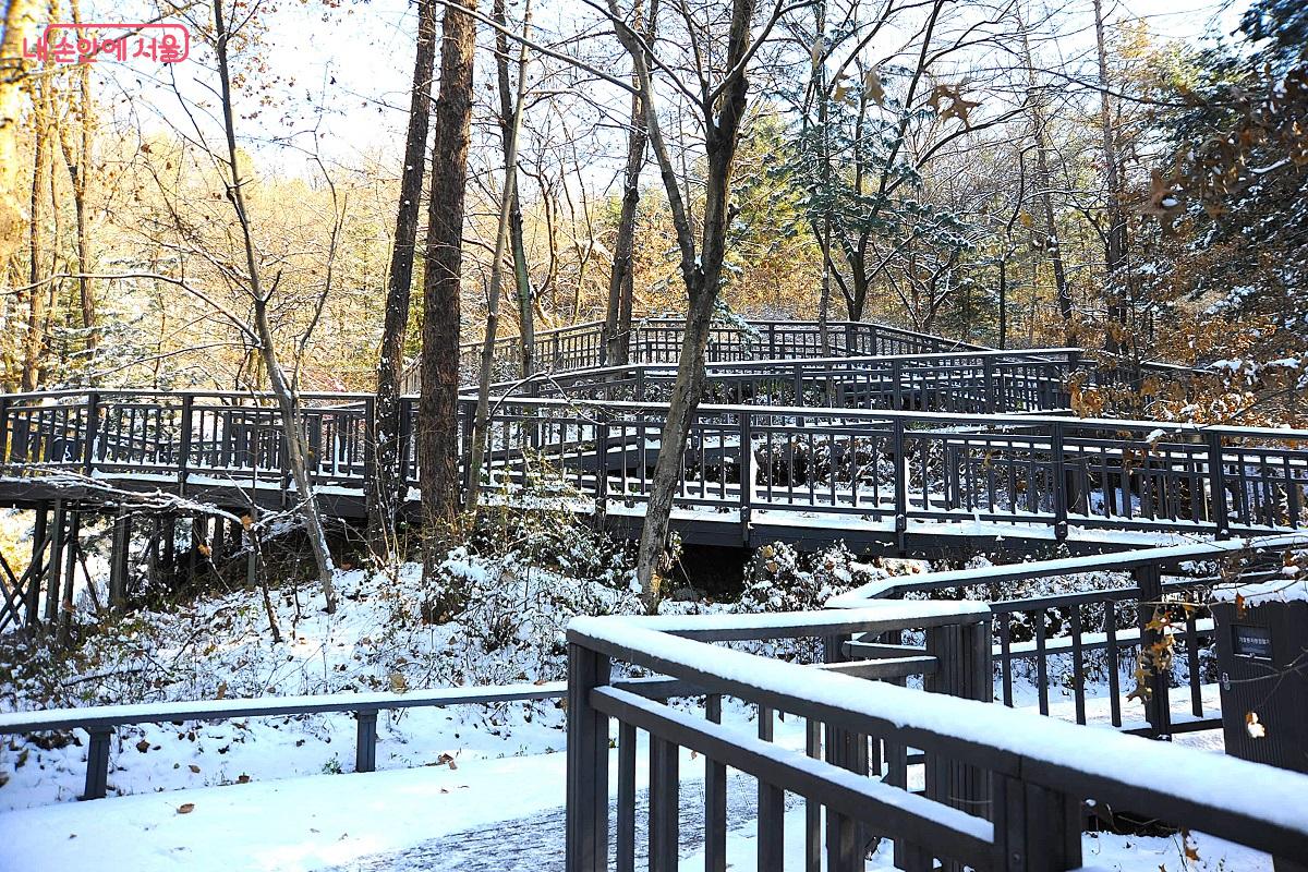 눈 내린 날 풍경이 더욱 아름다운 중랑둘레길 무장애 데크길 &copy;조수봉