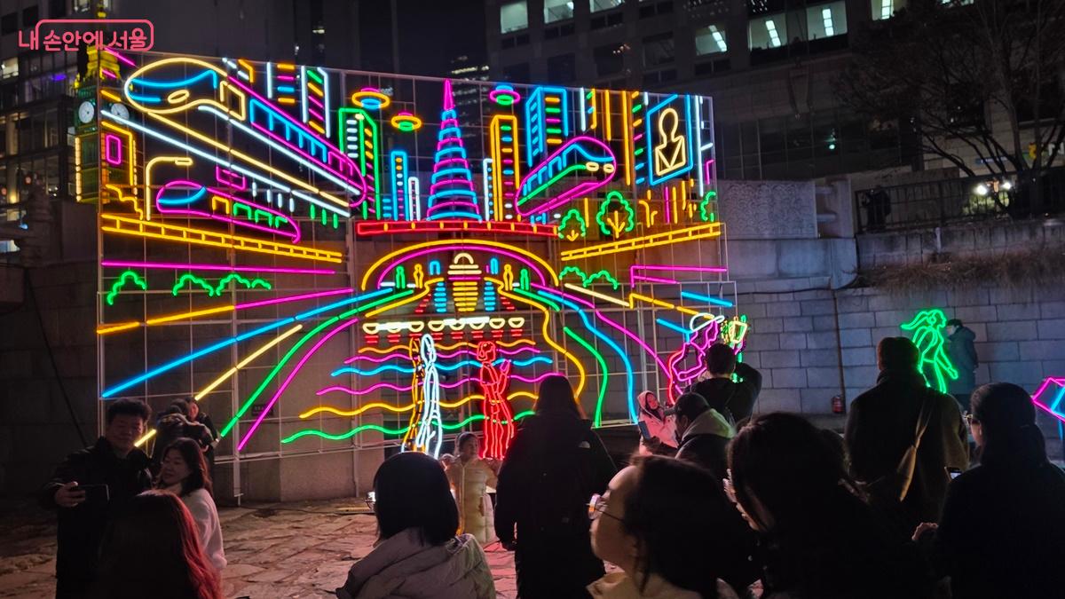 LED 조명으로 재현한 청계천은 서울빛초롱축제 인증샷 명소가 되었다. ⓒ최용수