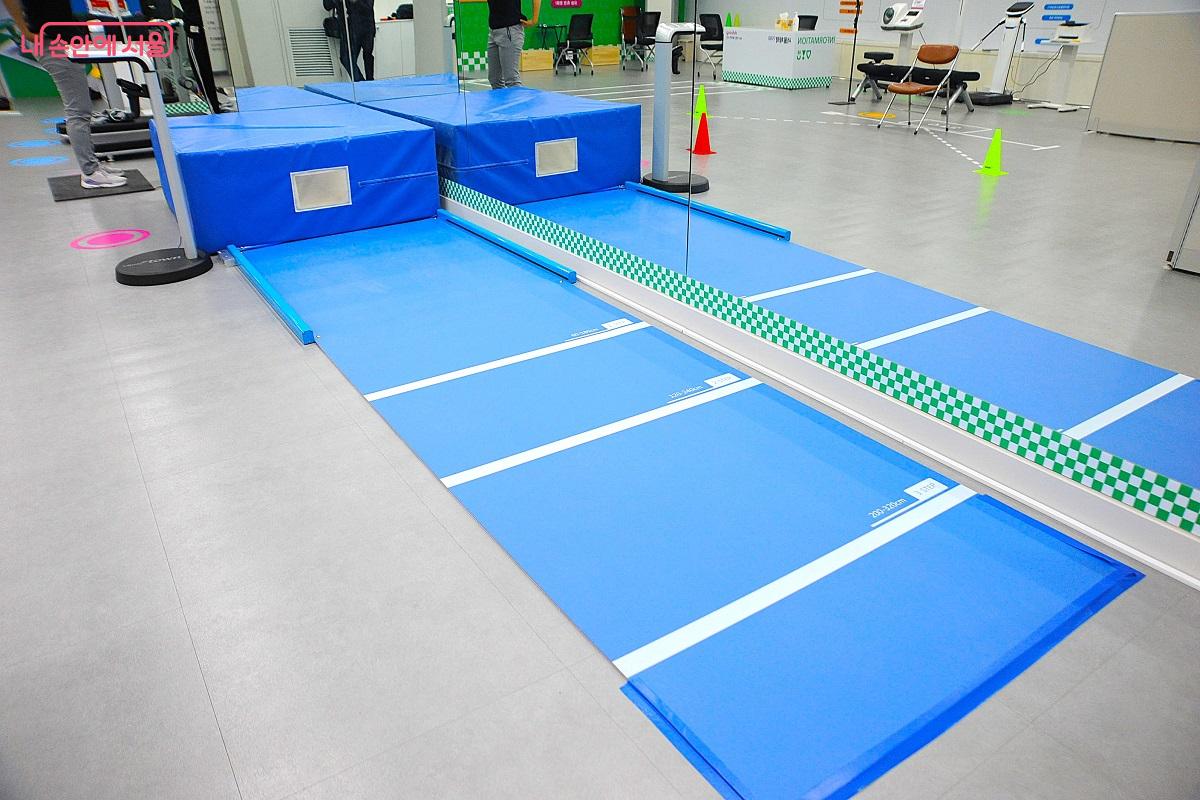 ‘제자리 멀리뛰기(성인)’ 측정 기구 ©조수봉