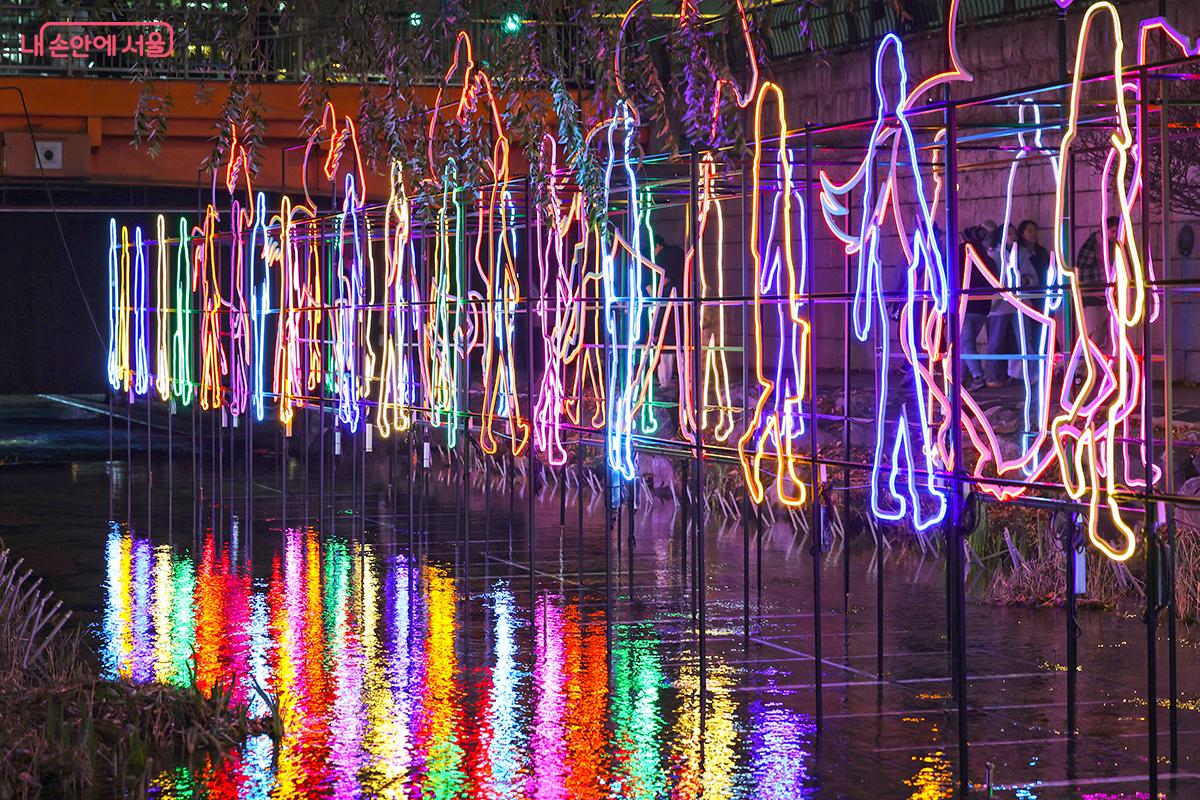 화려한 색감의 조명으로 청계천을 물들였다 &copy;김주연