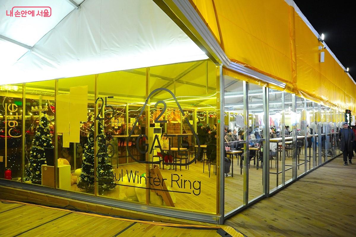 데크 휴게 공간에는 카페&middot;매점 등 편의 시설을 운영한다. &copy;조수봉