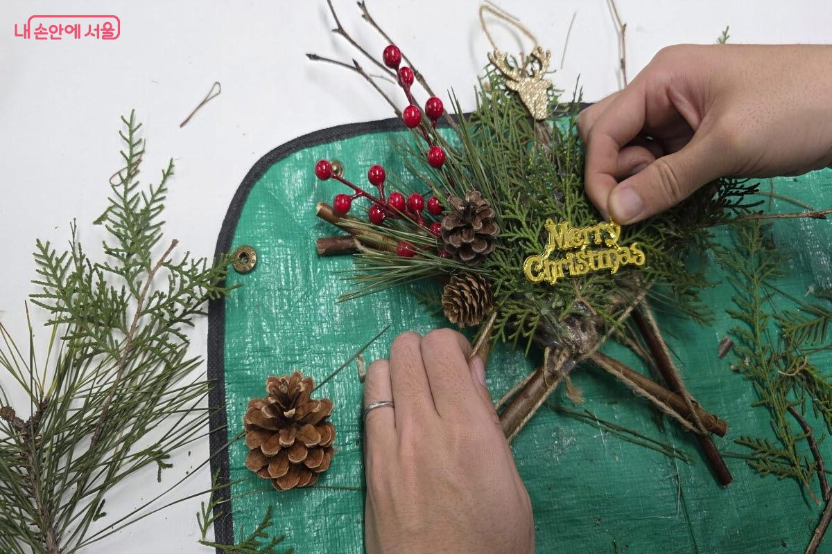 주어진 재료는 같았지만 저마다 조금씩 다른 오너먼트를 만들었다. ⓒ이선미