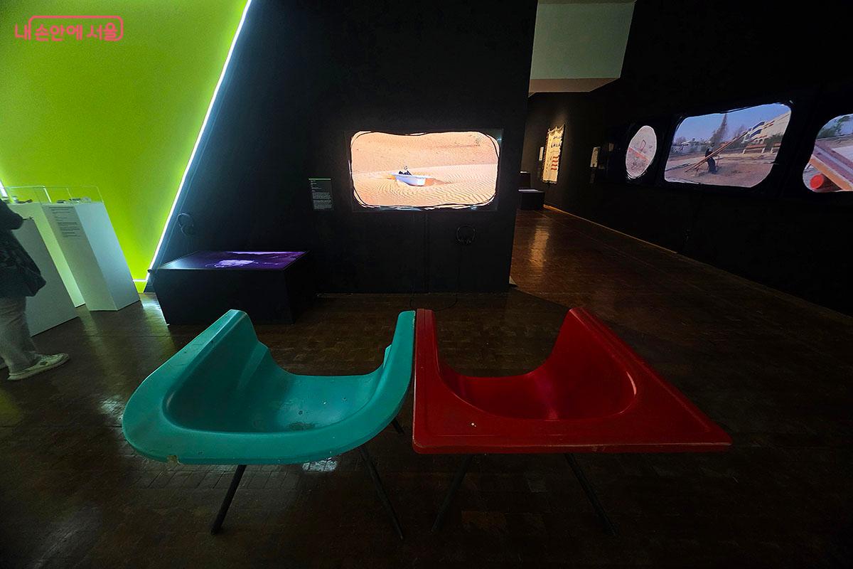 사막의 공허함, 주변의 사물, 욕조로 원초적 기억 속 잠재 이미지를 발굴 성찰로 이어지는 작품 &copy;이정민