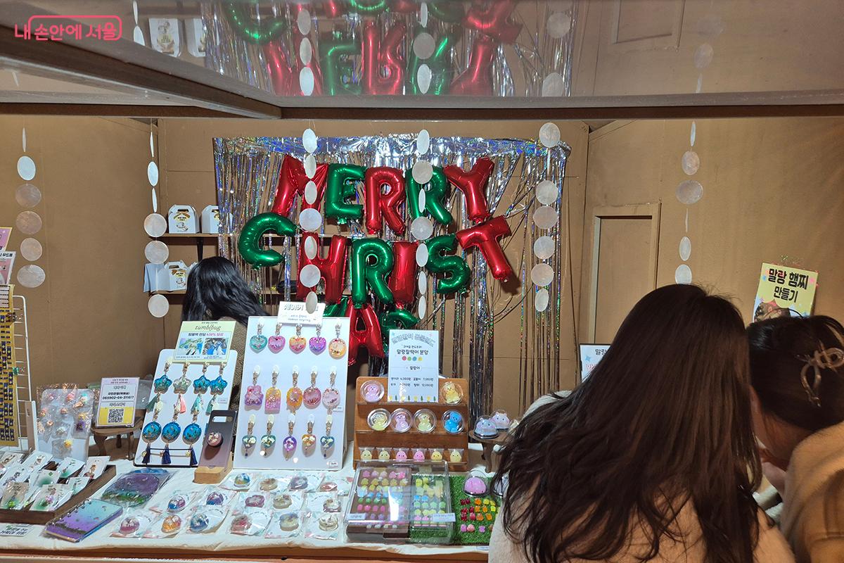 메리 크리스마스 문구와 각종 장식품을 파는 매장의 모습에서 즐거운 크리스마스 분위기가 느껴진다.&copy;백승훈 