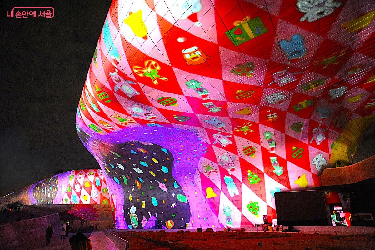 &lsquo;Seoulful Winter&rsquo;는 해치와 소울프렌즈의 색감과 형태를 활용한 패턴아트다. &copy;조수봉