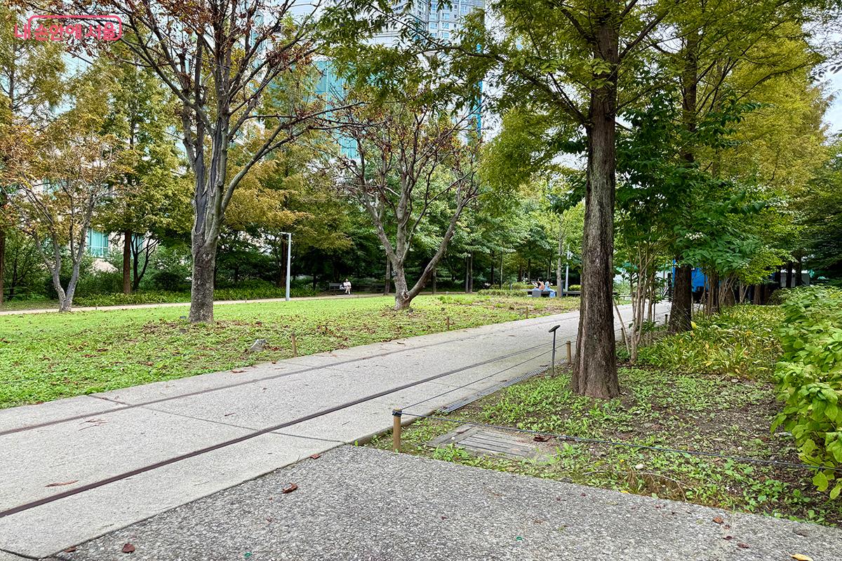 산책로 곳곳에 철길의 흔적이 남아 있어 운치를 더한다. ©김미정