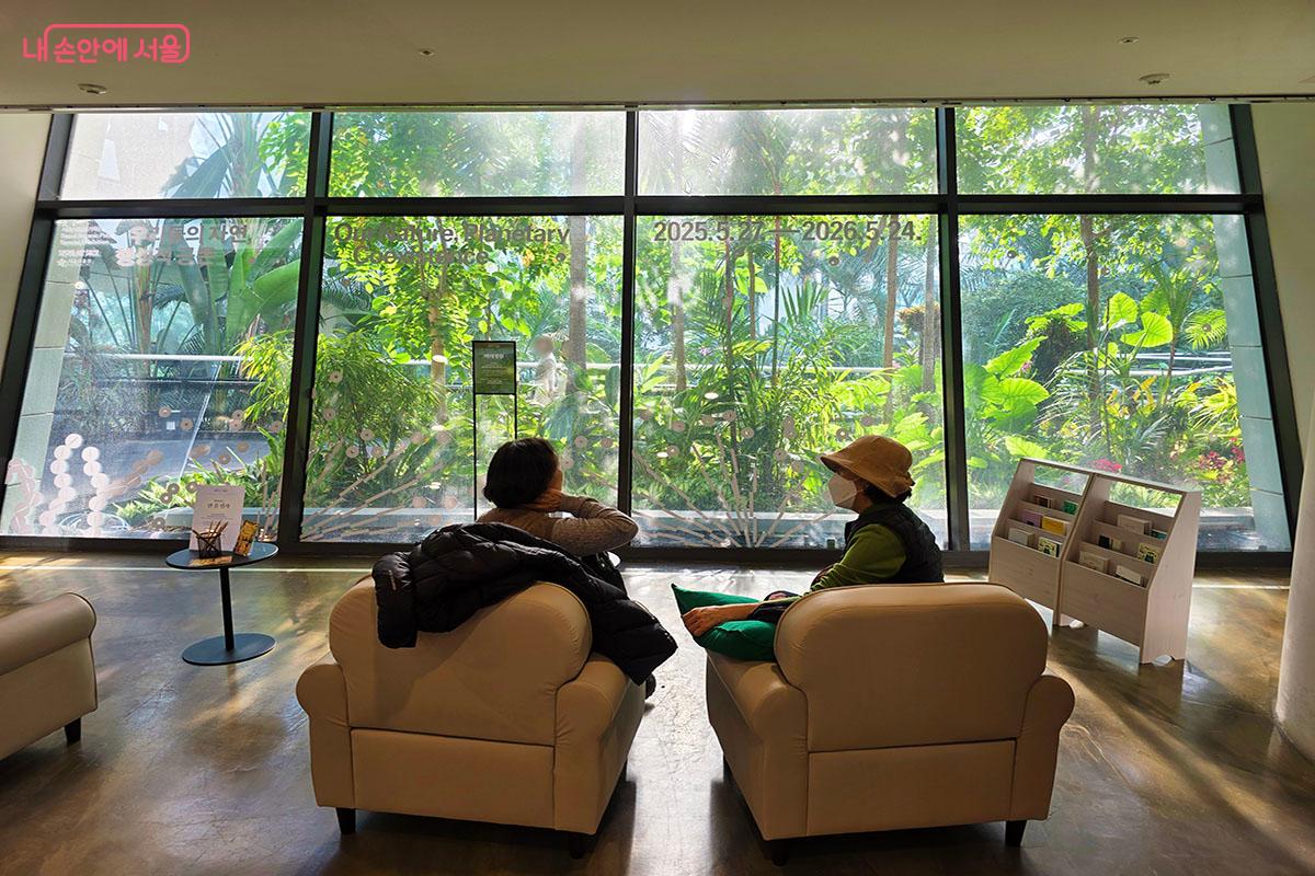 식물문화센터 1층에 위치한 ‘책의 정원’ ©이정민