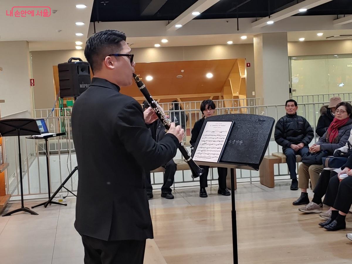 클라리넷 연주로 다채로운 무대를 선사했던 김우연 연주가 ©엄윤주