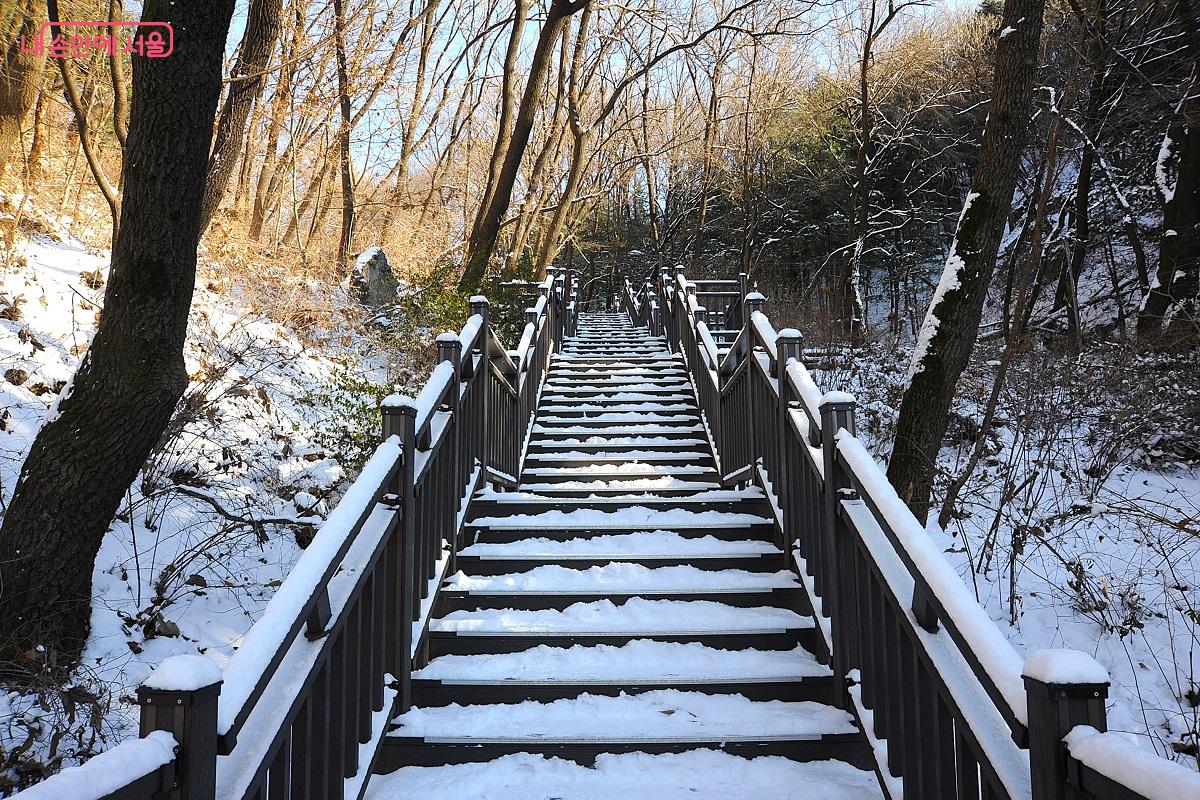 일반 등산로에서 깔딱고개쉼터에 이르는 데크 계단길 &copy;조수봉