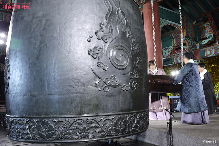 31일 자정에 열리는 보신각 ‘제야의 종’ 타종행사에 참여할 11명의 타종인사가 발표됐다. 사진은 지난해 ‘제야의 종’ 타종 모습.