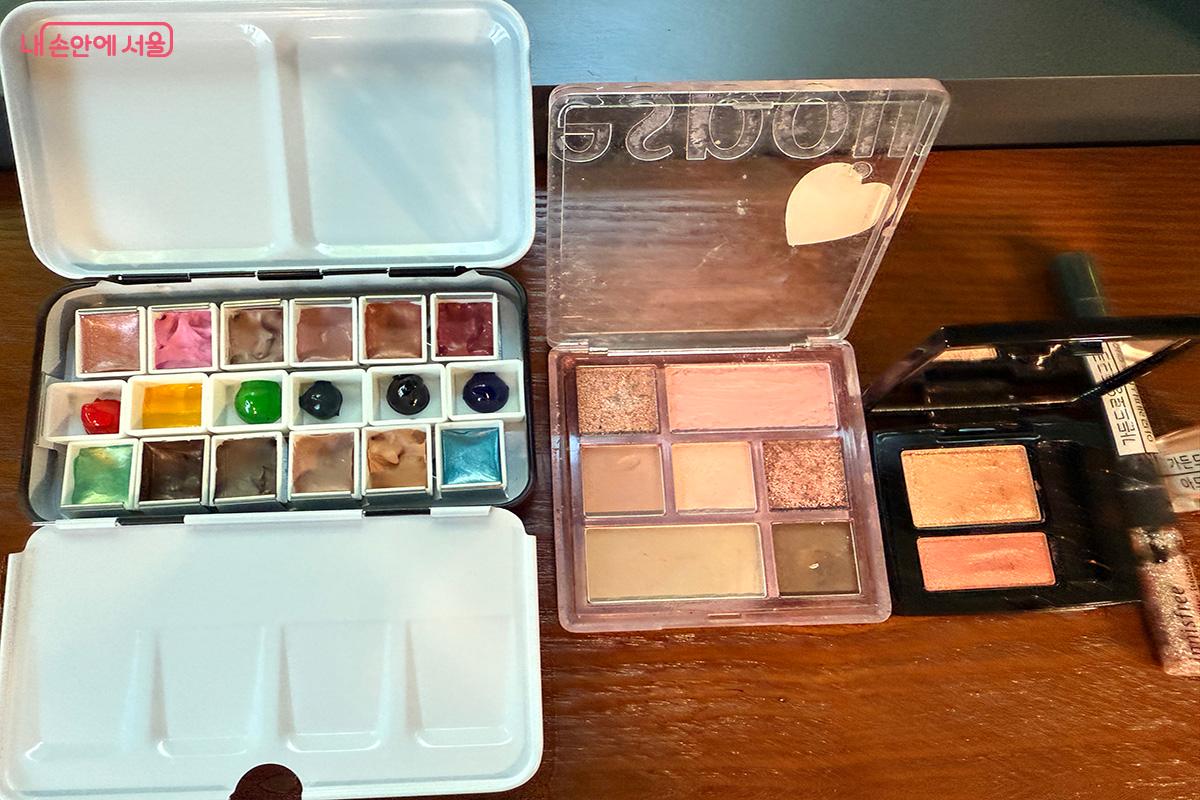 아모레퍼시픽재단이 지원한 폐화장품으로 만든 물감과 그림 도구 ©김미정