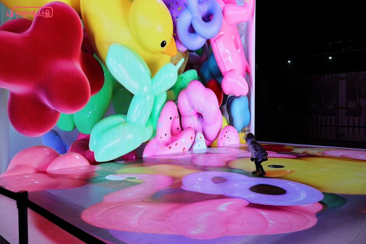 미디어아트 초청작가 특별전시, 문현석 작가의 <Balloons> &copy;이봉덕