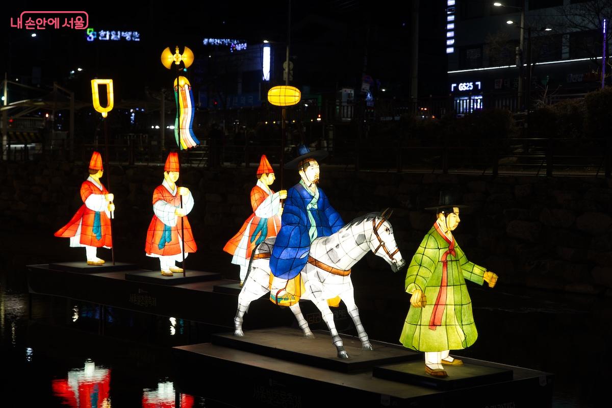 조금은 심심하게 느껴졌던 우이천 수변공원이 밝게 빛나고 있다. ©임중빈