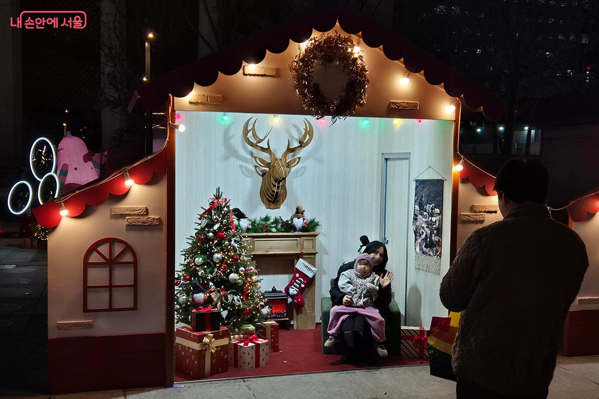 광화문광장 곳곳 포토존에서 가족 단위 관람객들이 겨울밤의 추억을 남겼다. &copy;이혜숙