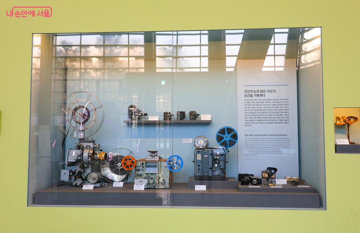 순간을 생생하게 기록하는 사진기의 출현을 볼 수 있다. ©박성환